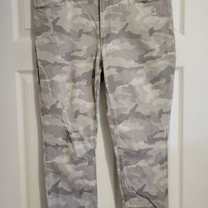Camo cropped pants